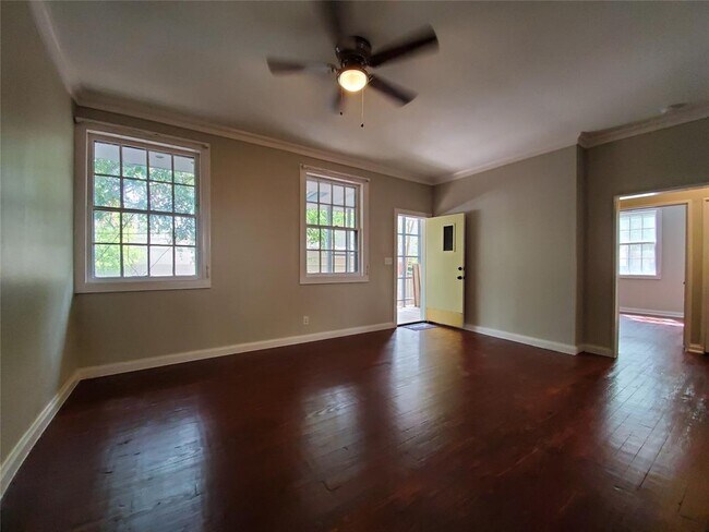 Photo - 925 E 41st St