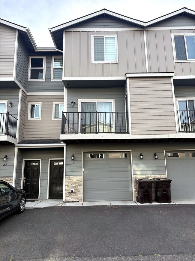 Building Photo - 2600 Racquet Ln