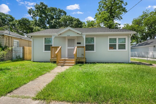 Building Photo - 1484 W 10th St Rental