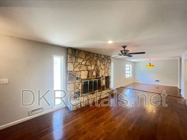 Photo - 481 Virginia Pl SE