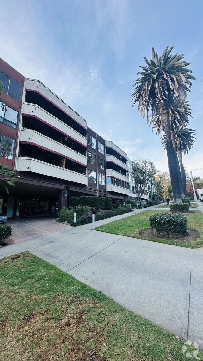 Building Photo - 1745 Camino Palmero St Unit 402 Rental