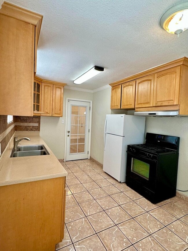 Photo - $1,950 - GORGEOUS TWO BEDROOM DUPLEX UNIT WITH GARAGE IN HAYWARD FOOTHILLS