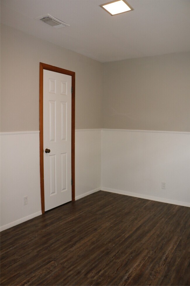 Photo - 710 W 7th St
