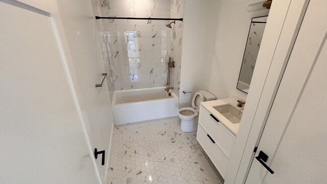 Photo - 56 Leo M Birmingham Pky Unidad #603