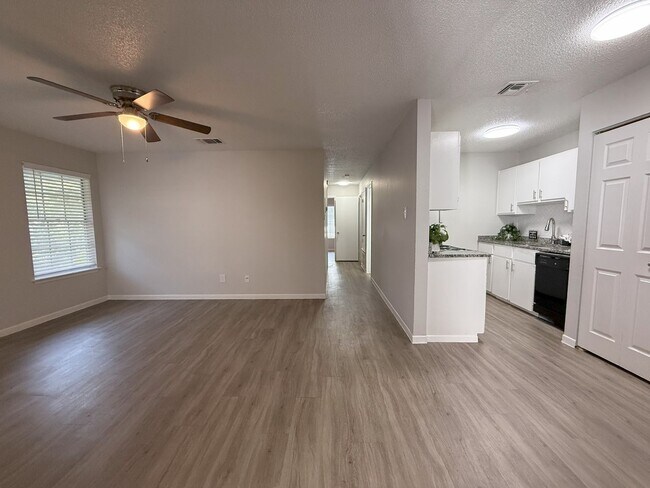 Building Photo - Come escape into the quiet beauty that is ... Unit 3 Bedroom 1 Bathroom Rental
