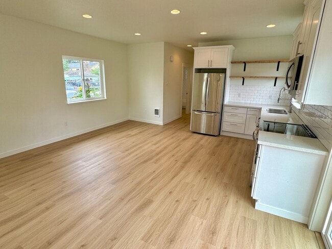 Photo - Brentwood-Darlington Fully Remodeled Bunga...