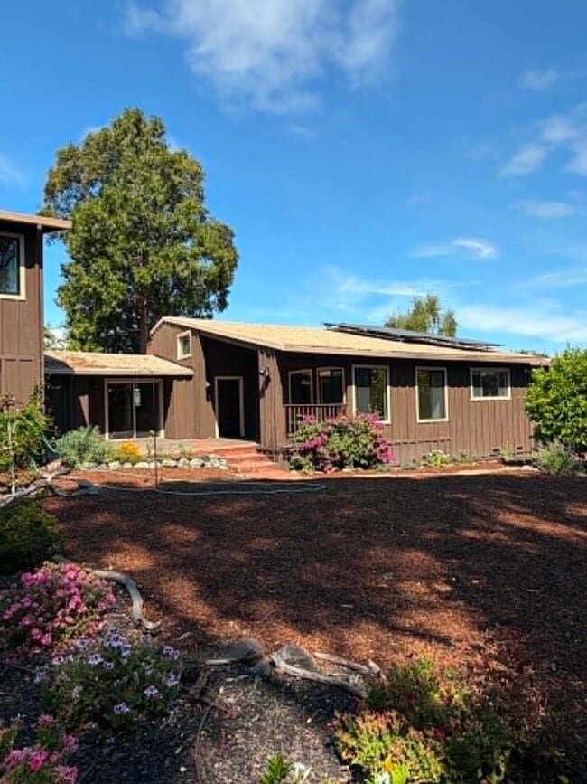 Building Photo - 775 Hillcrest Way