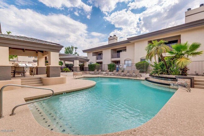 3235 E Camelback Rd Unidad 105