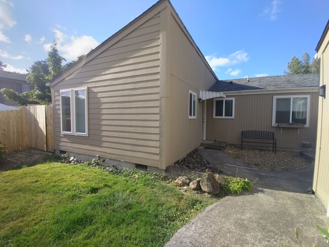 Building Photo - 1650/1660 Salishan St SE Unit 1660