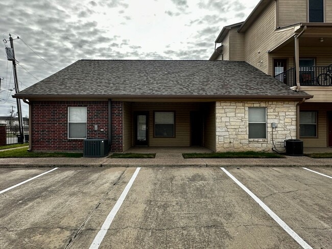 Photo - Spacious 2/2 Condo Minutes from Campus and...