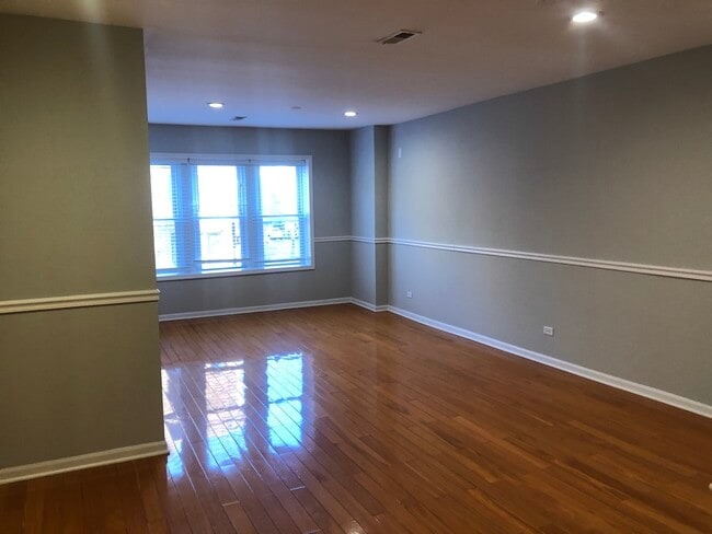 Photo - 955 N Ashland Ave Unit 2