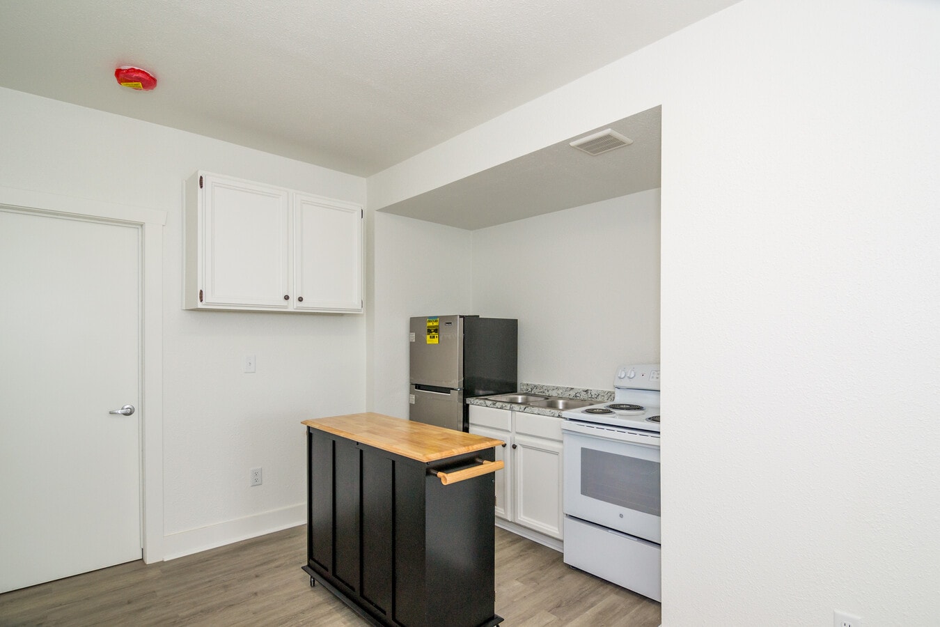 Kitchen - 558 W Fremont St Unit 2