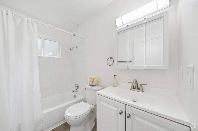 1BR, 1BA - 800SF - Bathroom