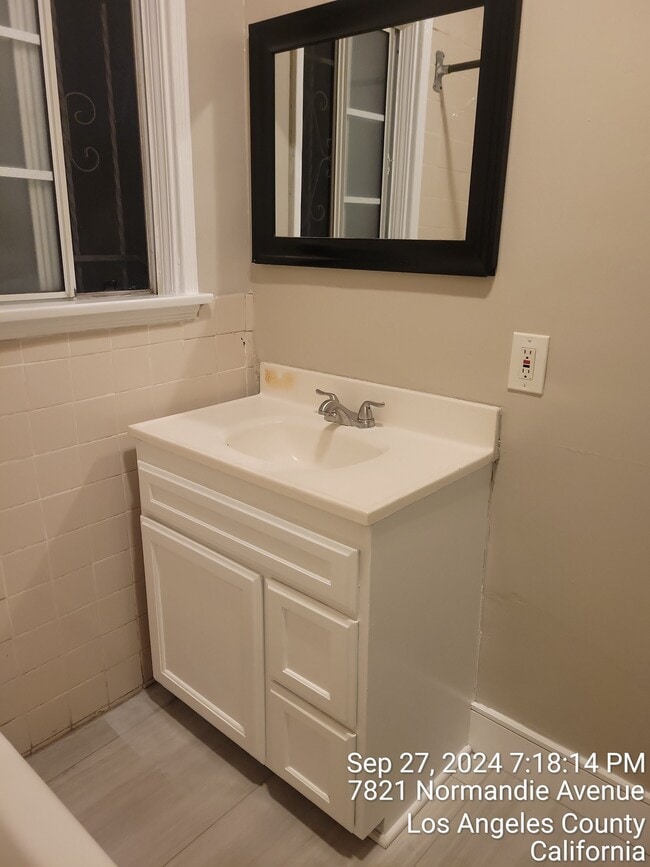 Photo - 7823 S Normandie Ave Unidad 7823