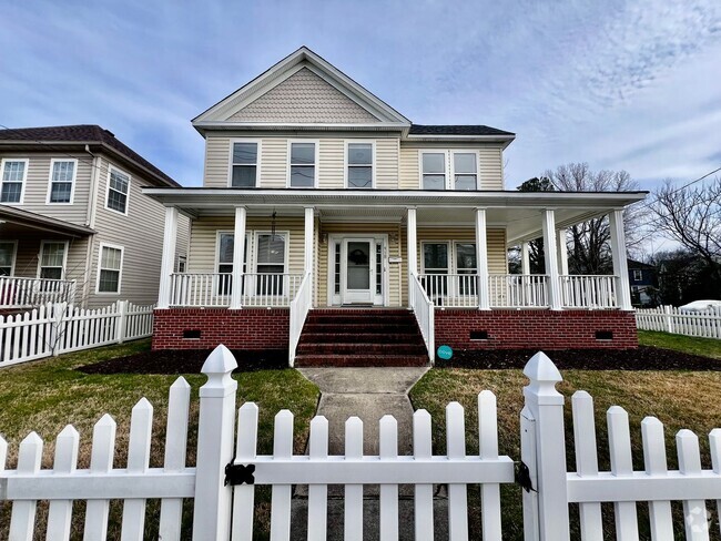 Building Photo - Beautiful Colonial-style home located in t...