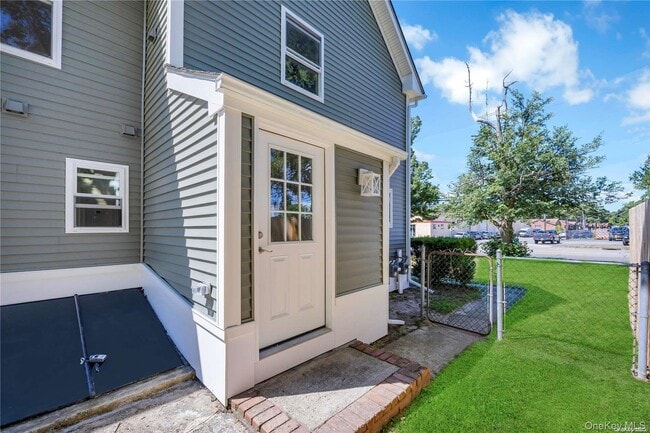 Building Photo - 177 Waverly Ave Unit Second Floor