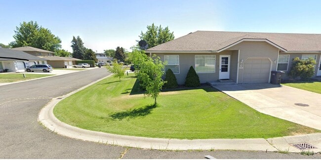 Building Photo - Hidden Gem Living with Garage & Fenced Yard