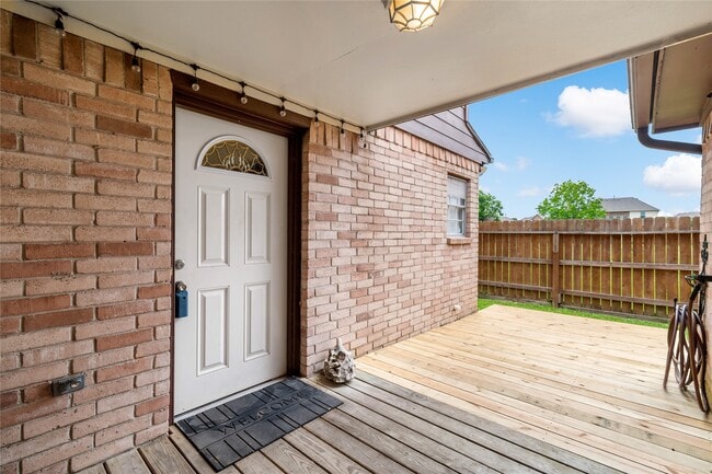 Building Photo - 542 Birdsong Dr
