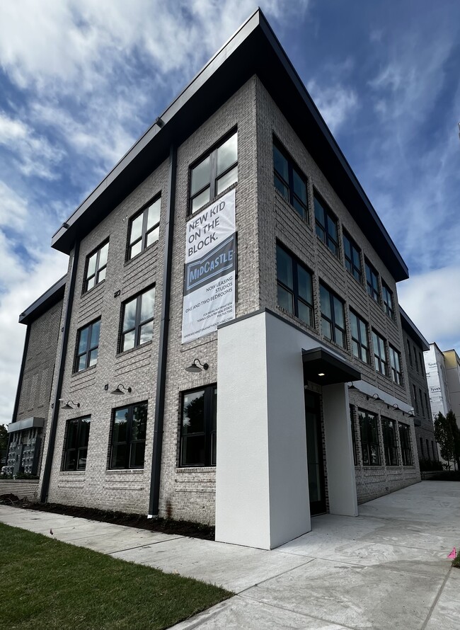 Building Photo - Mid Castle Rental