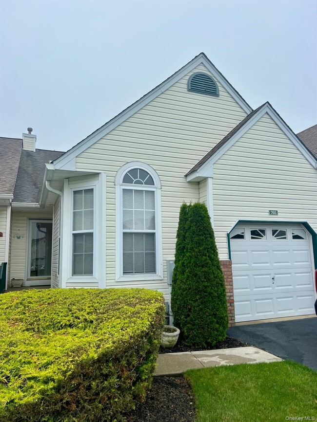 Photo - 703 Constance Ln