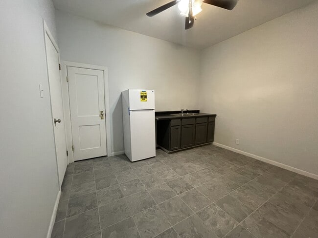 Building Photo - 516 W Calvert St Unit 1