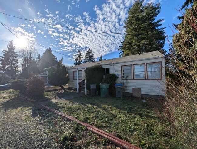 Building Photo - Available Now in Navy Yard City! New Floors & Paint! Tons of Space & Storage.