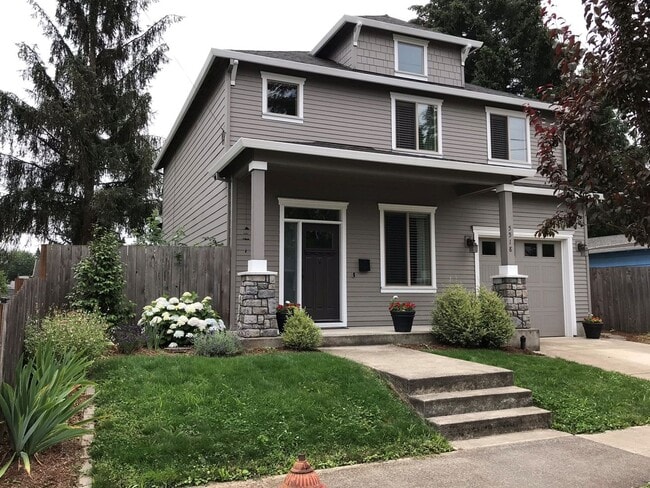 Building Photo - 4bed/3ba Old Portland style Home Nestled i...