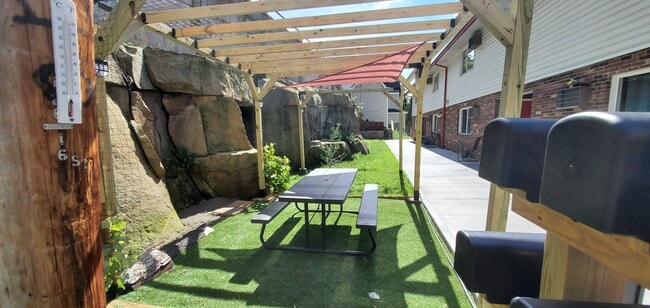 Picnic Area with BBQ grill free to use - 927 College Ave Unit - 8