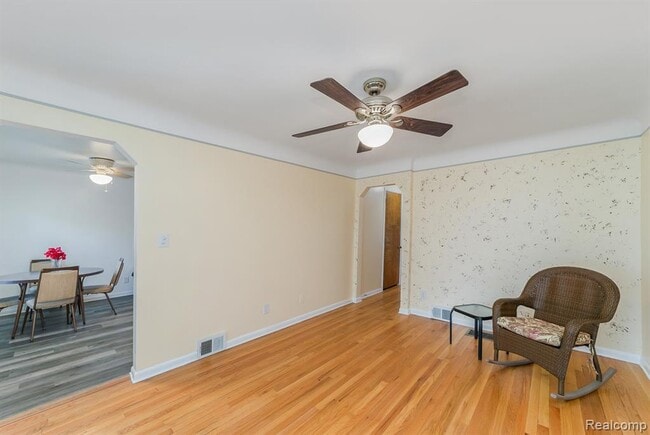 Photo - 305 E Granet Ave