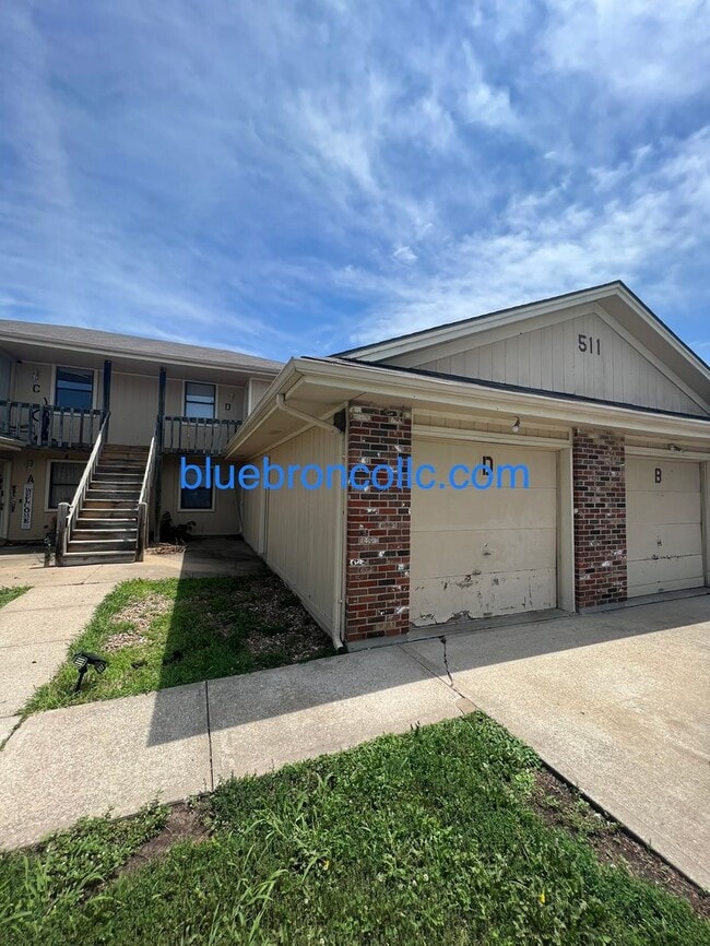 Building Photo - Cute 2 bedroom 1 bathroom home with a 1 ca...