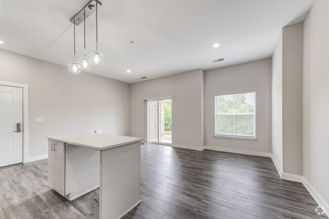 1 BR, 1 BA, 746 SF