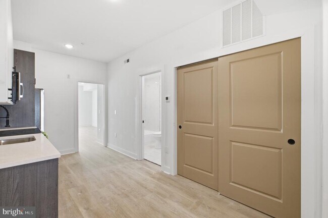 669 N 39th St Unit 2