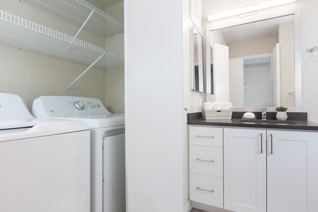 Modern Collection Apartment With Washer Dryer