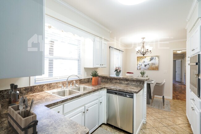 Photo - 954 Carlin St