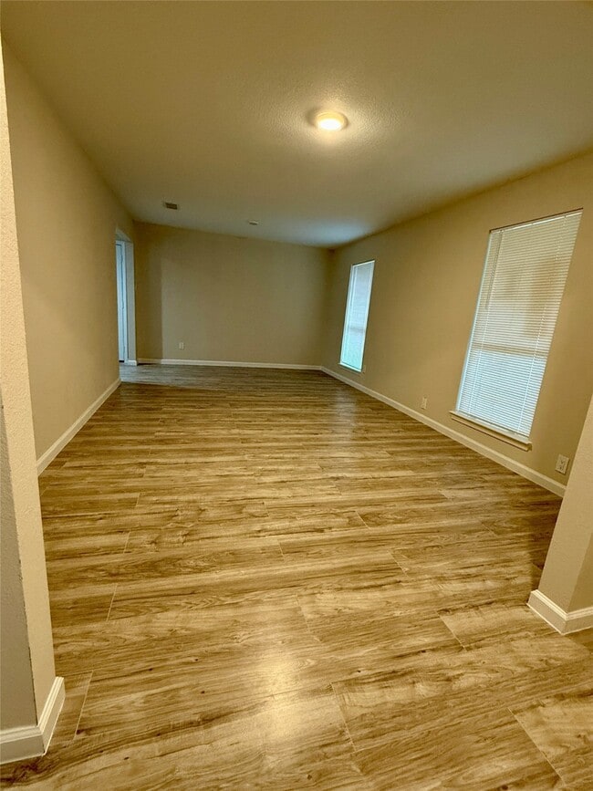 Photo - 4747 Clover St