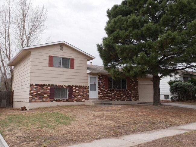 3 Bedroom Tri Level Home Available Now! - 3 Bedroom Tri Level Home Available Now!