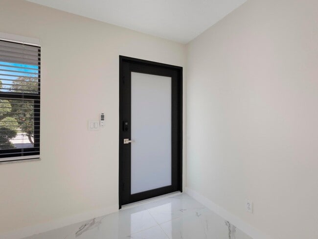 Photo - 992 Mohican Blvd