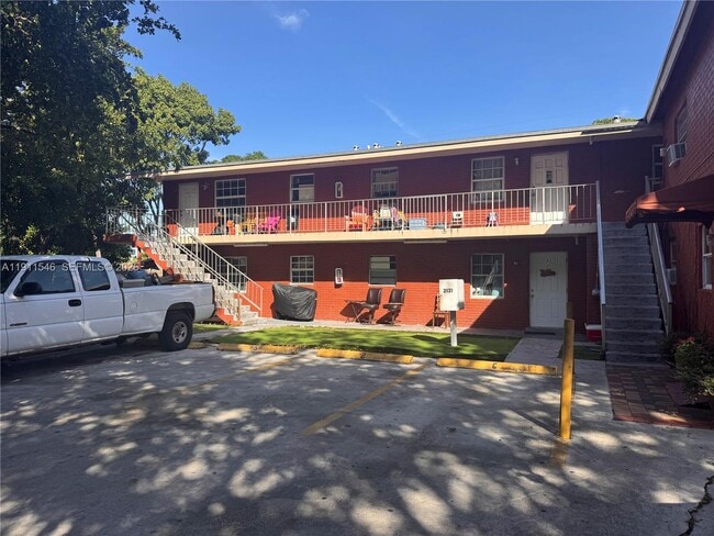 Building Photo - 2121 NW 4th Ct Unit 1