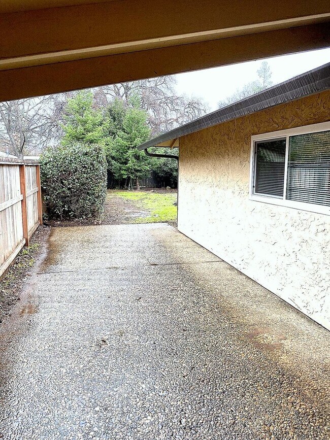 Photo - Beautiful Shaded Neighborhood in North Chi...