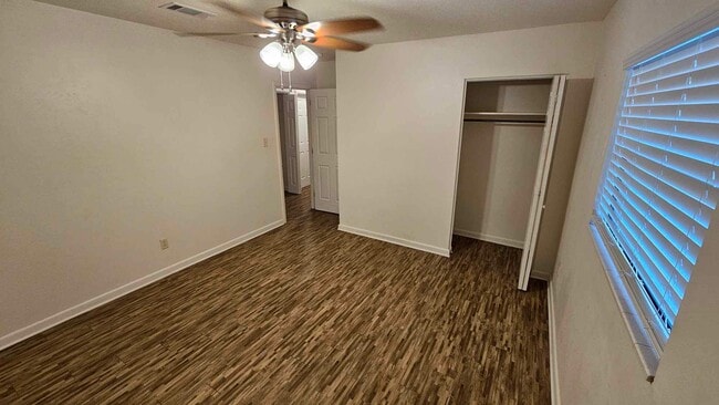 Photo - 513 Woodrow St NE