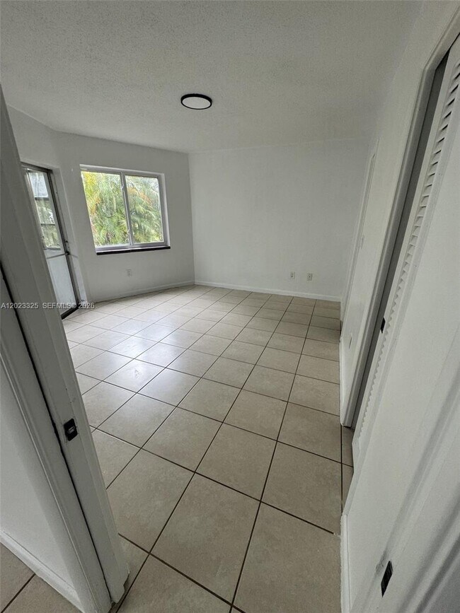 1643 NE Miami Gardens Dr Unit 121