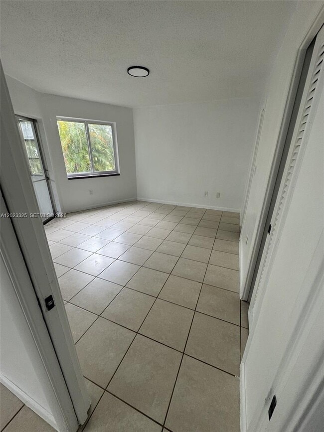Photo - 1643 NE Miami Gardens Dr Unidad 121