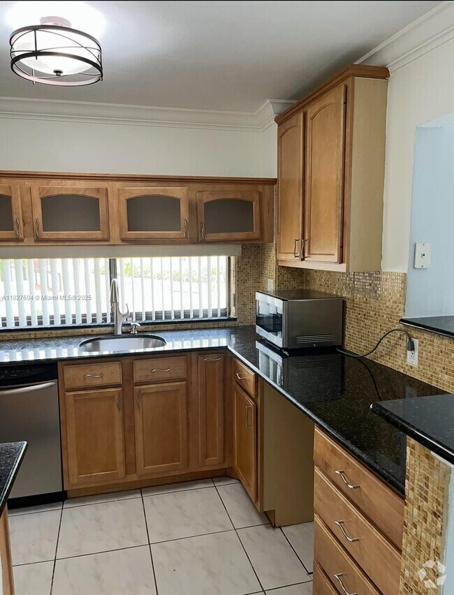 Building Photo - 16919 N Bay Rd Unit 102-2 Rental