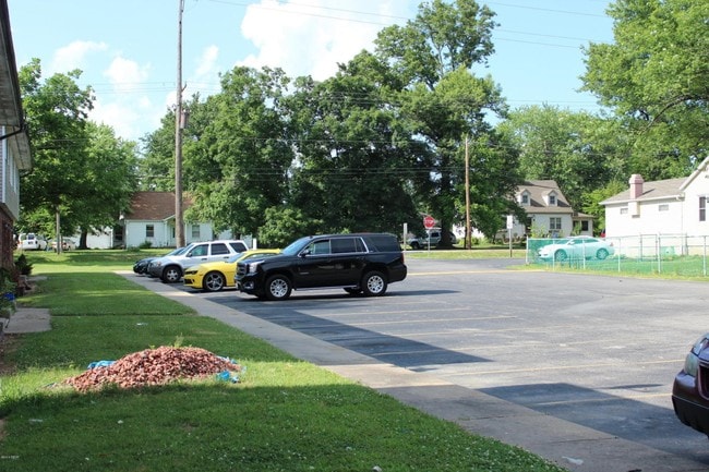 Photo - Colonial East Apartments