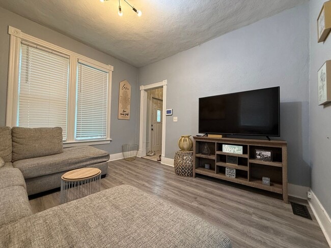 Photo - Stunning 3 Bedroom 1 Bathroom Single Family Home in St. Paul! Apply TODAY!