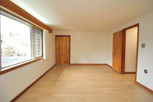 Photo - 3200-3236 SW Marigold St Unidad e03f022b-efbe-11ef-a954-0ef659e2e2b7