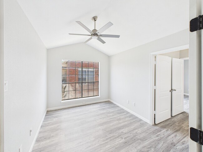 Photo - 8055 Cambridge St Unidad True