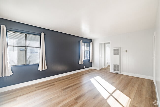 1BR, 1BA - 600SF - Living Room - 921 N. Cedar St.