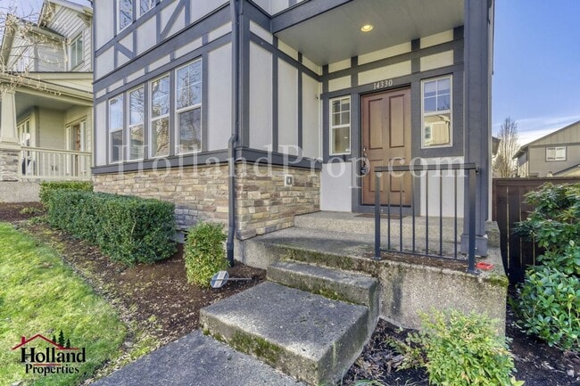 Photo - 3-Bedroom Beaverton Home with Granite Kitchen Island and Fireplace