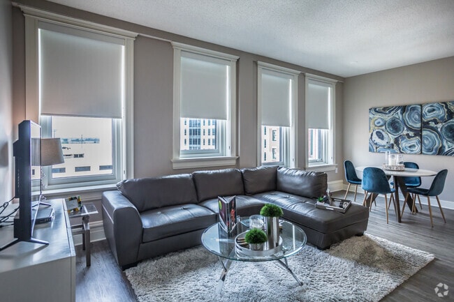 1 BR, 1 BA - 625 SF - Gayoso House & Pembroke Square